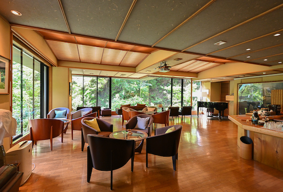 ラウンジ 川の音